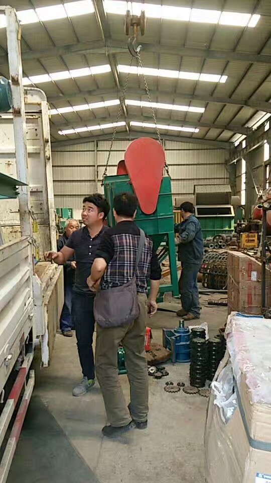金屬撕碎機出口現(xiàn)場